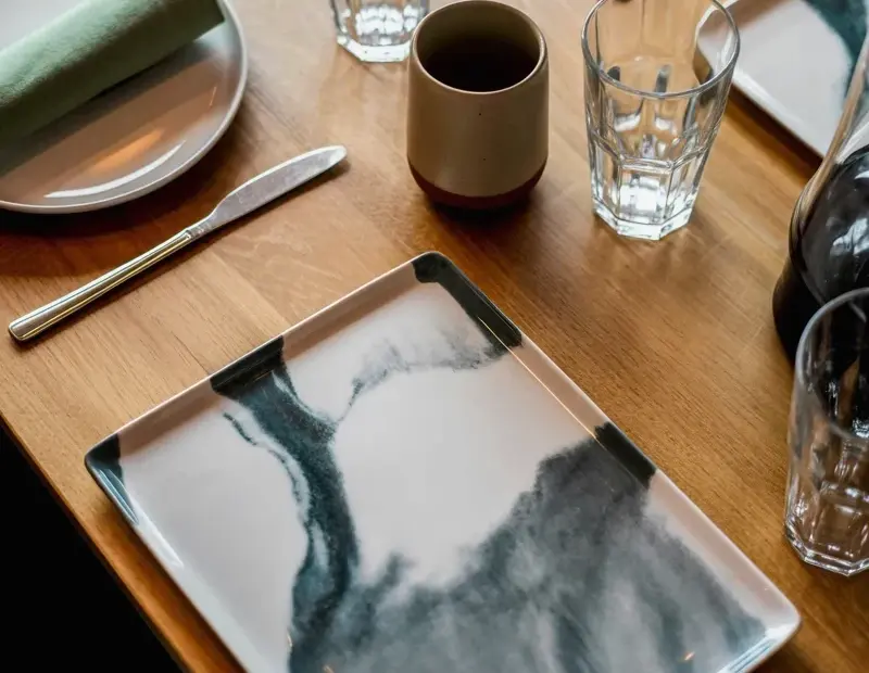Stop over-cluttering your holiday table setting | Simple modern tablescape with red berries